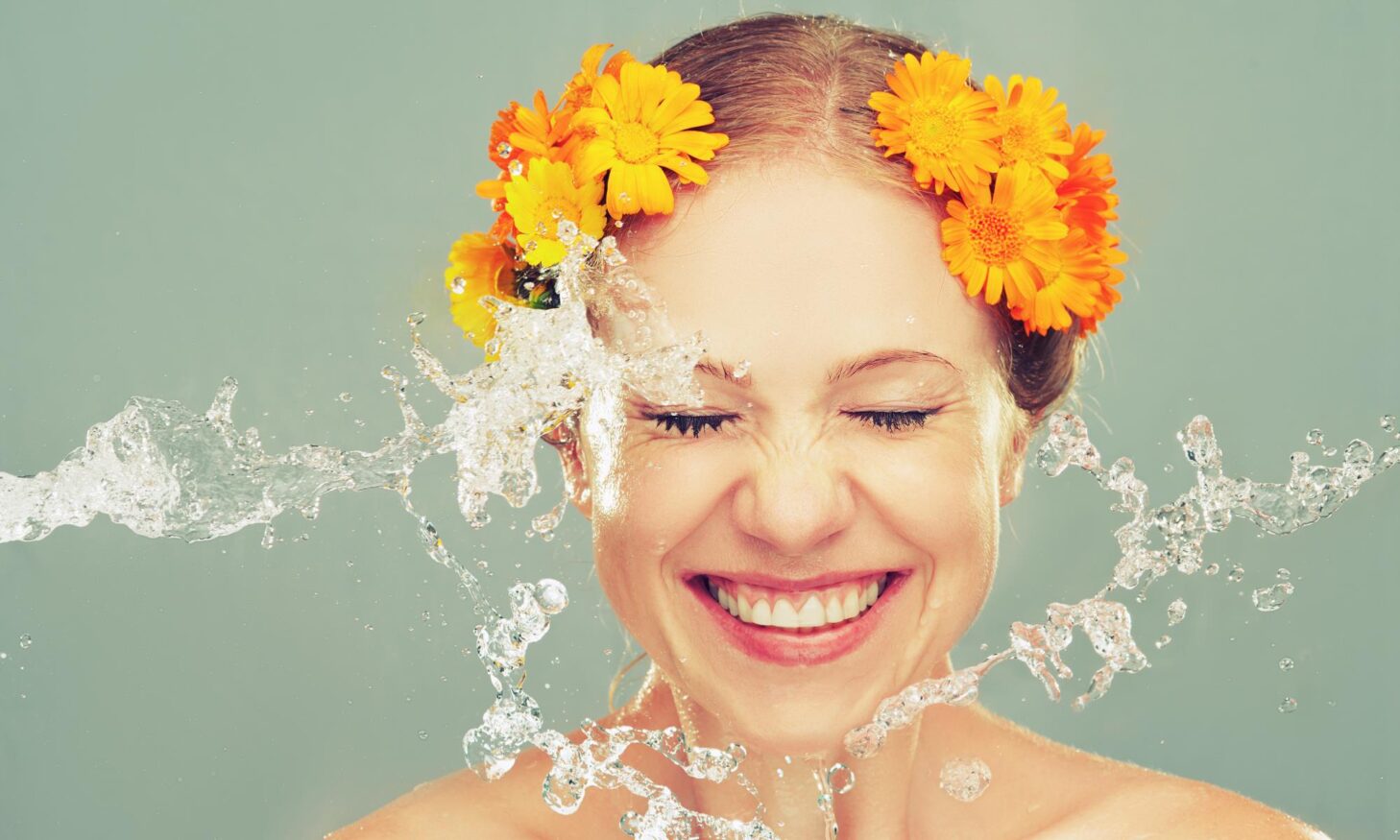 Kvinde med vand sprøjtet i ansigtet - Vask din hud med olie