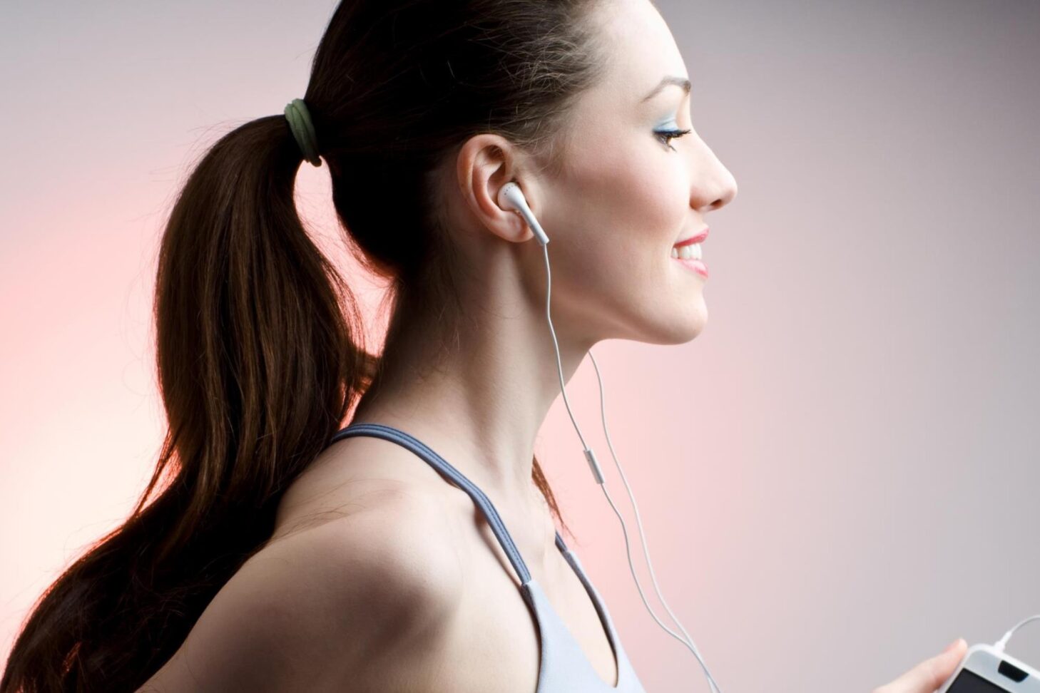 find din hudtype - kvinde med ren hud og hovedtelefoner - ude at løbe mens hun hører musik