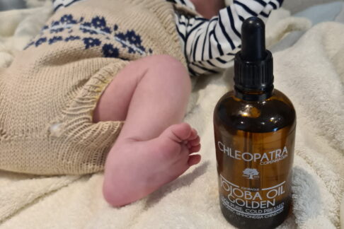 Naturlig behandling af arp hos baby - baby der ligger på bordet med olie
